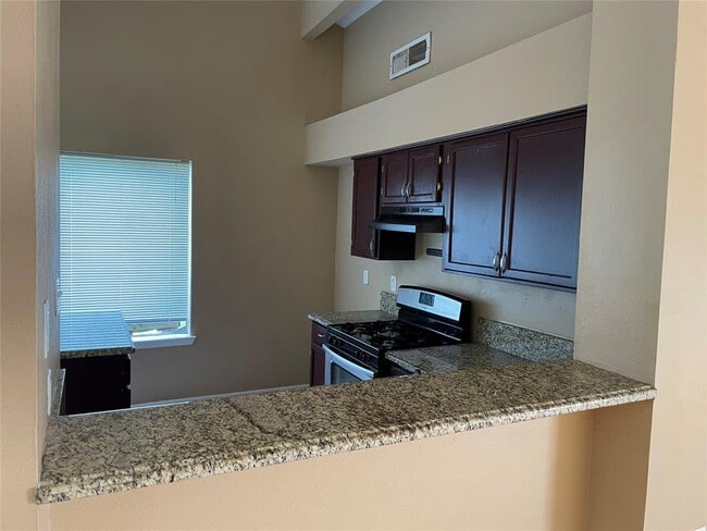 Building Photo - 1011 E Brompton Dr