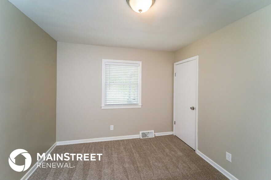Building Photo - 9400 Aristides Dr