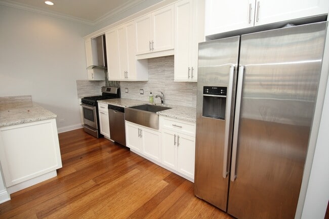 Building Photo - 1609 W Warren Blvd