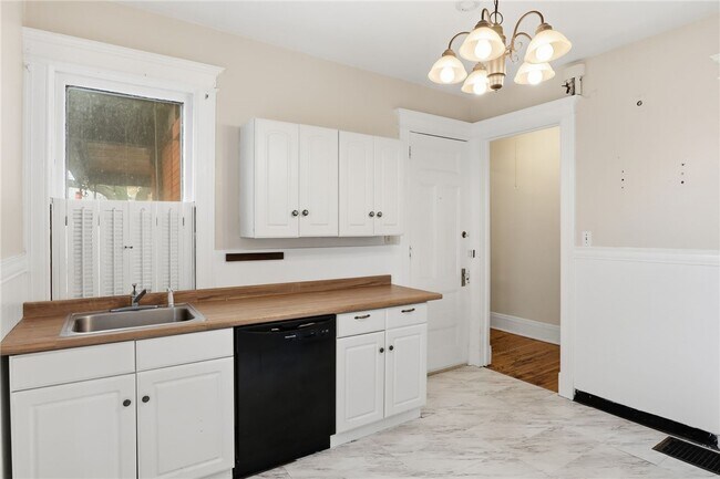 Building Photo - 98 Barrington St