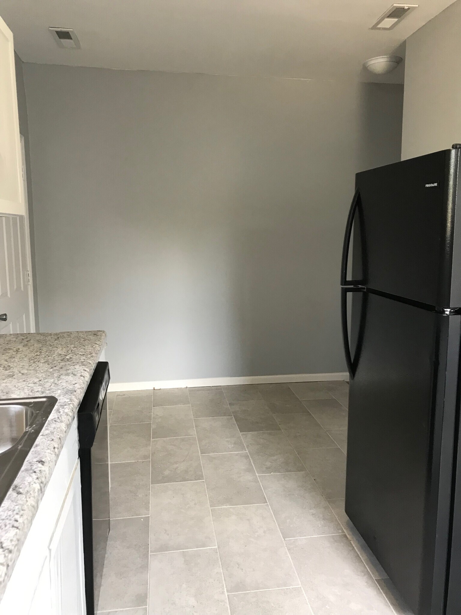 Kitchen - 828 W Roache St
