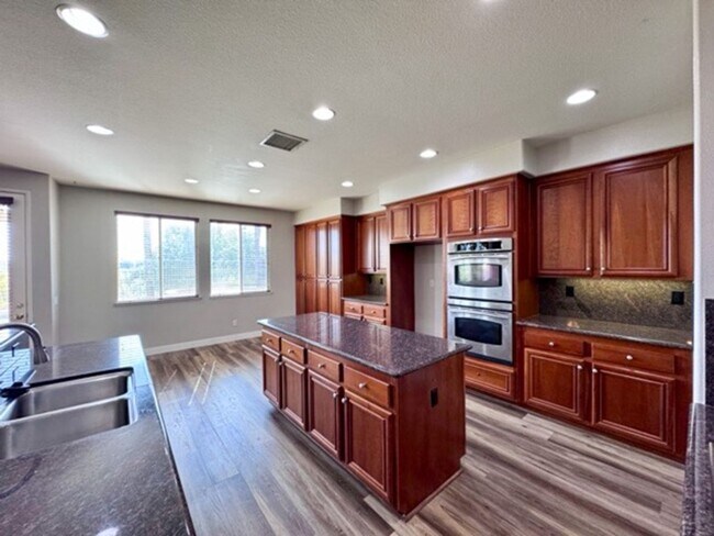 Building Photo - Oversized 5 bedroom Copper Canyon Murrieta...