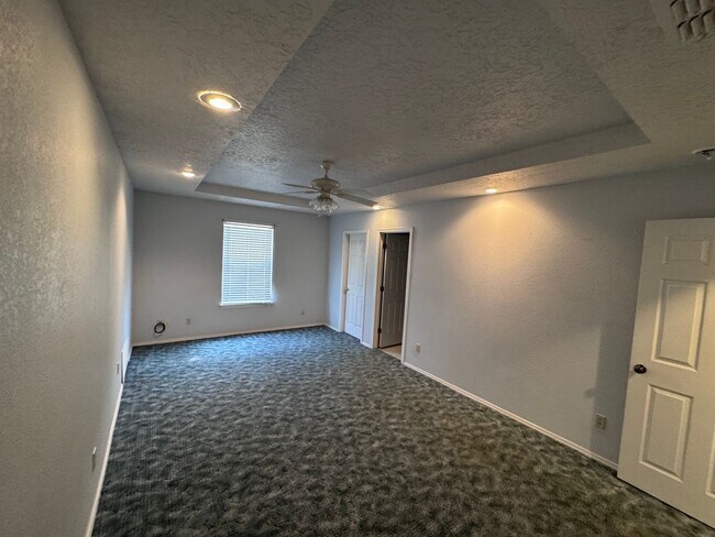 Building Photo - 420 E 9th St