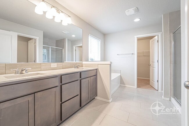 Building Photo - 2608 S White Salmon Dr