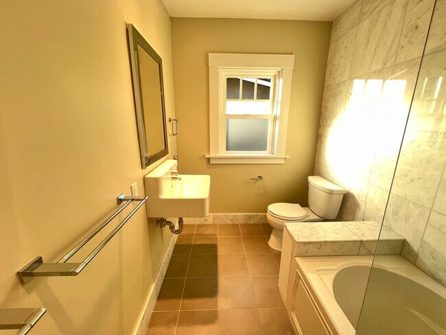 Building Photo - CHARMING TWO BED / ONE BATH HOME ONE BLOCK...