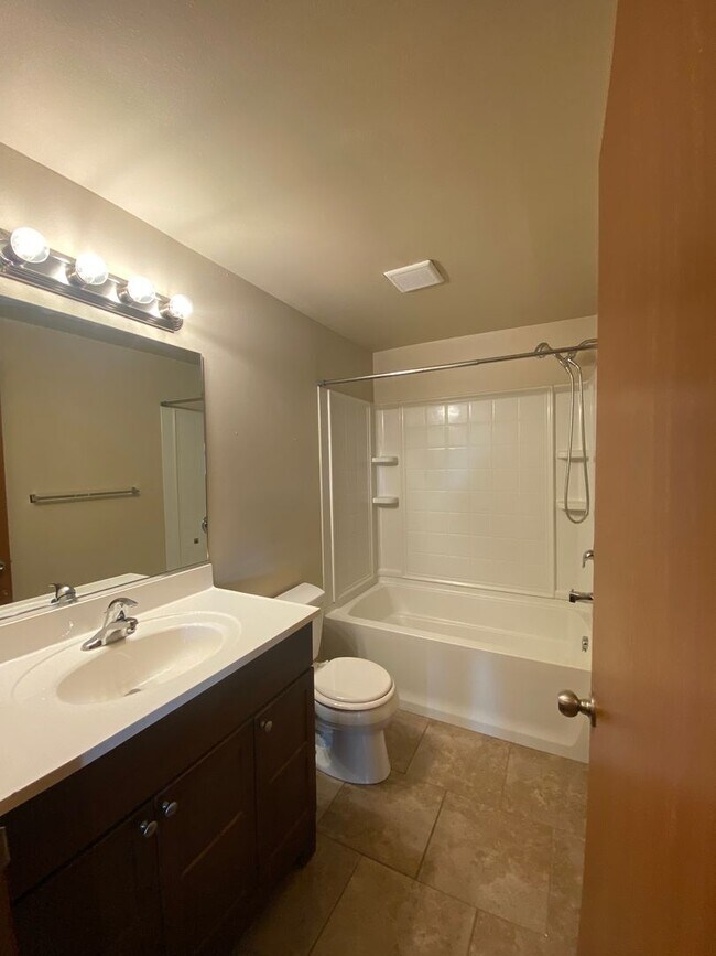 Building Photo - Move-in special!  One month free rent! 2-bedroom 1 bath Great Spokane Valley Location-New carpet ...