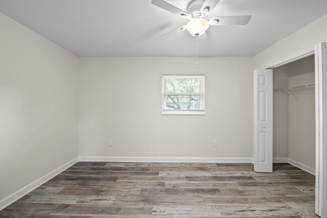 Building Photo - "Charming 2-Bed Townhouse with Modern Comf...