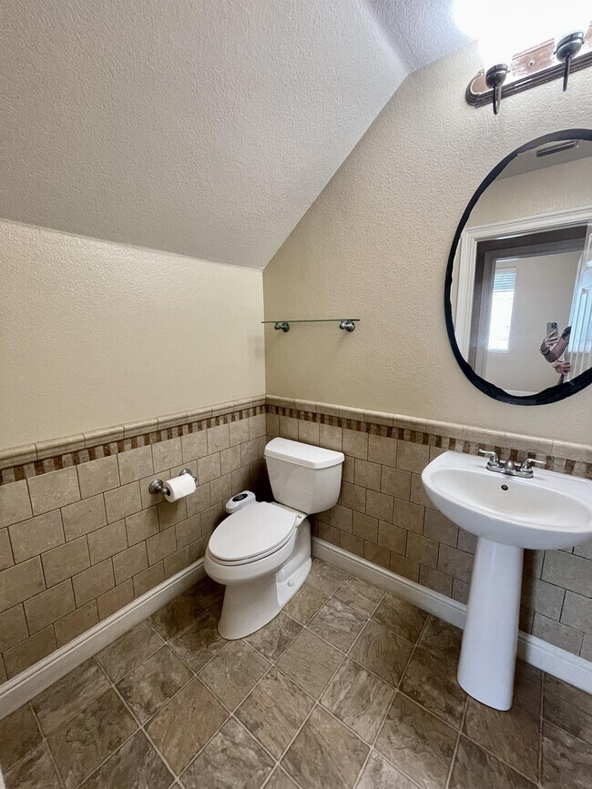 Building Photo - 9772 Ellsmere Way