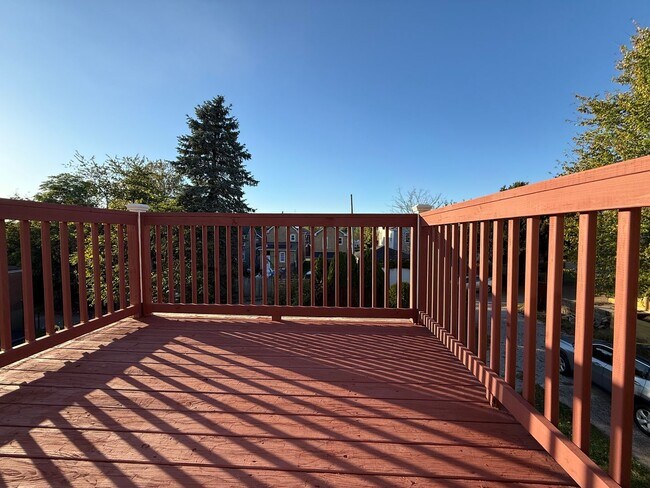 Building Photo - Updated 3BR 1.5 bath house with office/ of...