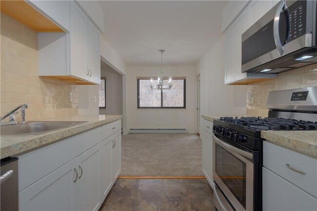 Building Photo - 8 E Lawrence Park Dr