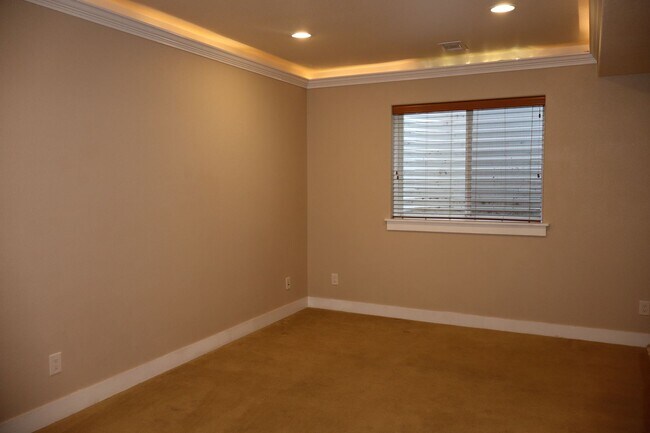 Building Photo - Stunning Modern Five Bedroom Home in Loveland