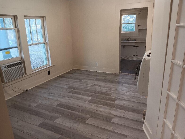 Building Photo - 112 E Nelson St