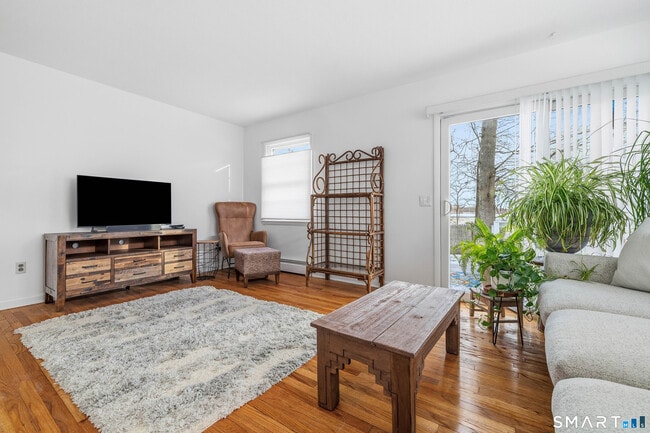 Building Photo - 12 Beach Park Rd