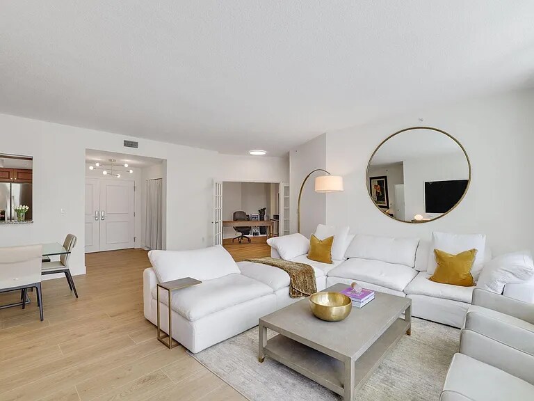 Building Photo - 347 N New River Dr E