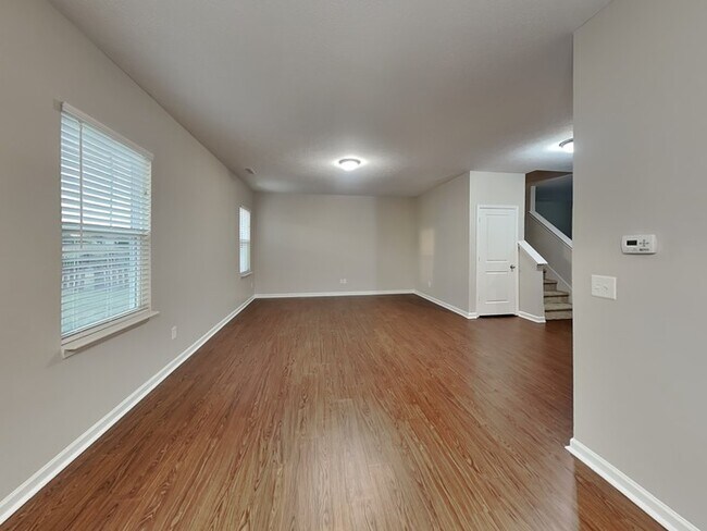 Building Photo - 4 bed 2.5 bath in Plainfield!