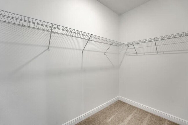 Building Photo - "Spacious 4-Bedroom Gem with 3 Full Baths in Charming Winter Garden!"