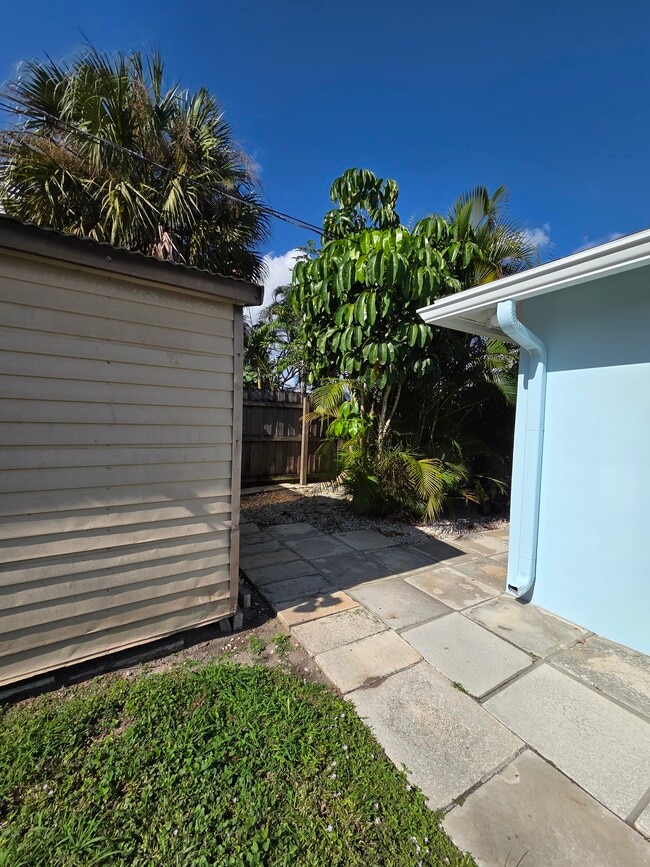 Building Photo - 1008 Macy St