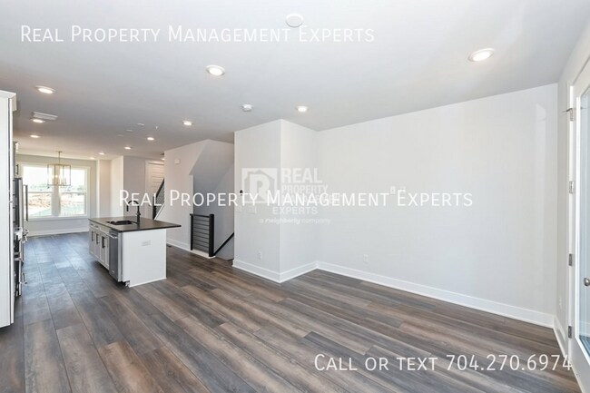 Building Photo - 2140 Terwilliger Terrace