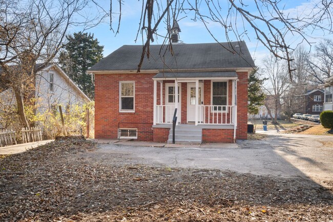 Building Photo - Accepting Section 8!! Massive 4 bedroom 2 ...