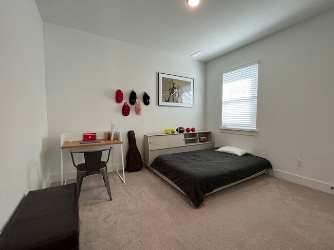 Building Photo - Beautiful 4/3 WITH PRIVATE POOL in Travisso
