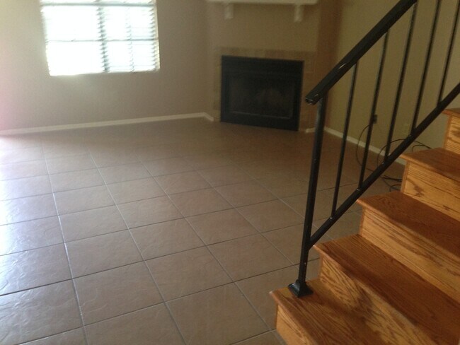 Building Photo - **BEAUTIFUL 2br/2.5ba TOWNHOME (ELLIOTT & ARIZONA AVE)
