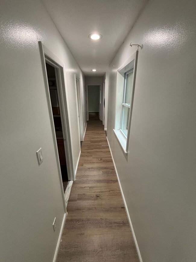 Building Photo - Beautifully remodeled 3 bedroom home in an...