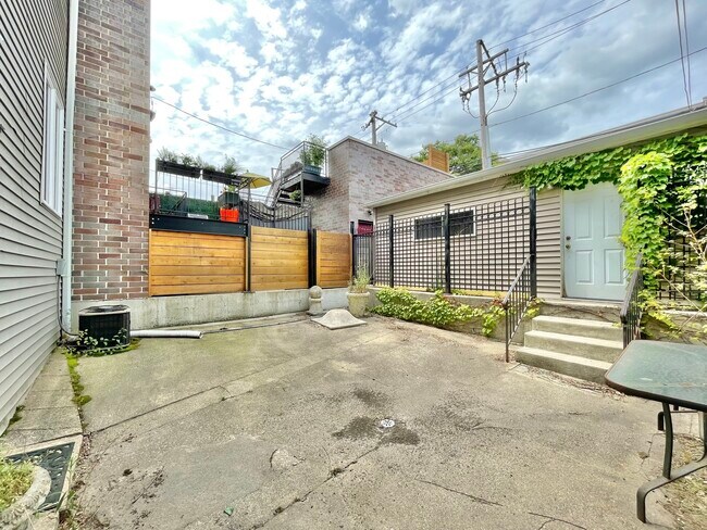 Building Photo - 1412 W Flournoy St