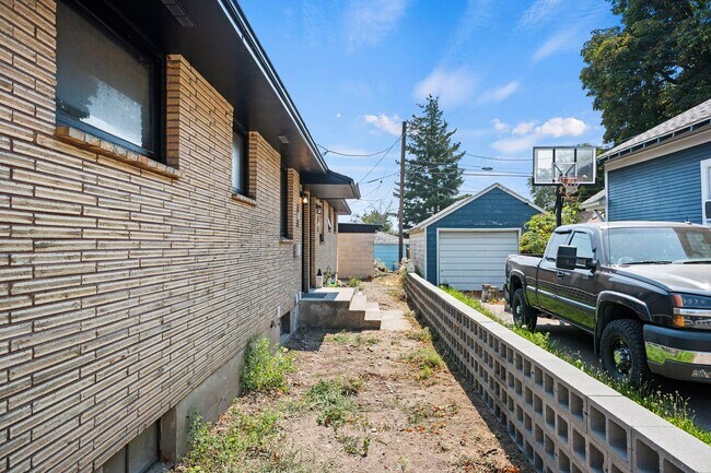 Building Photo - 3717 N Perry St