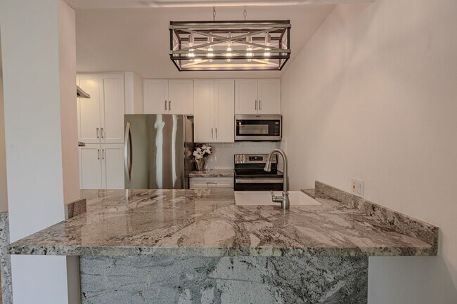 Building Photo - Beautifully Remodeled 1 BD, 1 Mile to beach