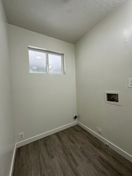 Building Photo - 951 N Redwood Rd