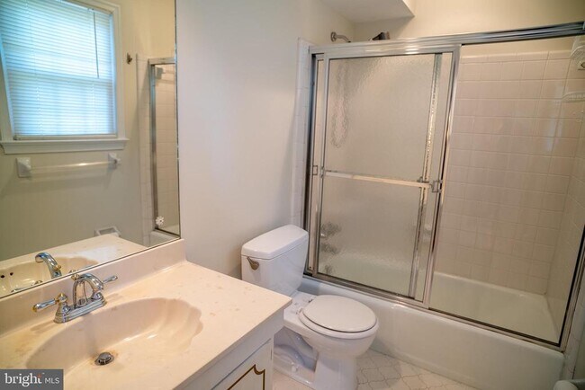 Building Photo - 5012 Larno Dr