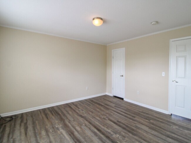 Building Photo - Charming 3BR/2.5BA Townhome Available Now