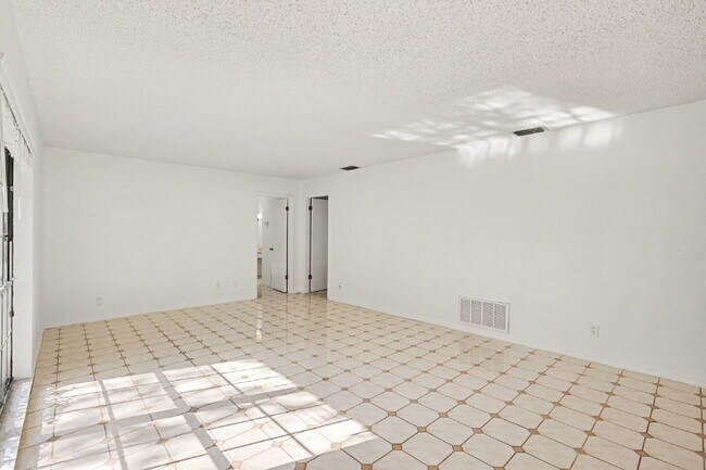 Building Photo - Recently Renovated 4-Bedroom + Den Pool Home in Temple Terrace