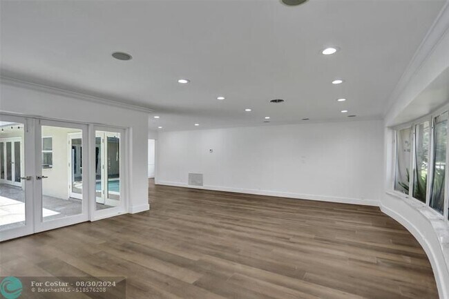 Building Photo - 161 SW 75th Ave