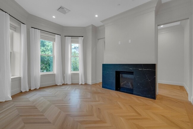 Building Photo - 352 Marlborough St
