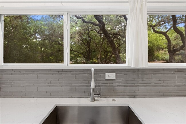 Building Photo - Charming Hilltop Cottage in Grey Forest