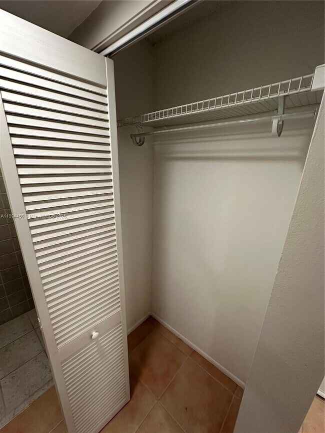 Building Photo - 3650 Inverrary Dr