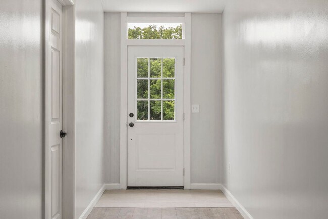 Building Photo - Modern Comfort on 1 Acre in Coweta – Available Now!