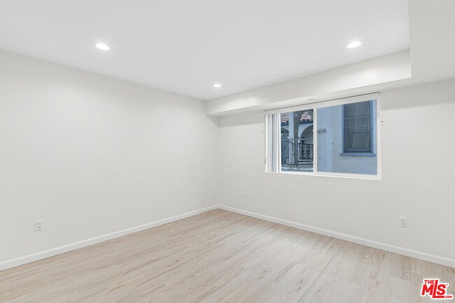 Building Photo - 1409 N Hobart Blvd