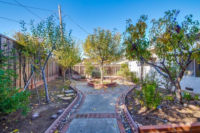 Building Photo - Hardwood Floors- Top Moreland SCH- SM Dogs Welcome- Close to Apple