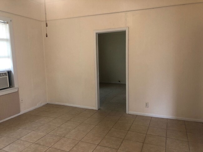 Building Photo - Two bedroom Apartment close to SHSU