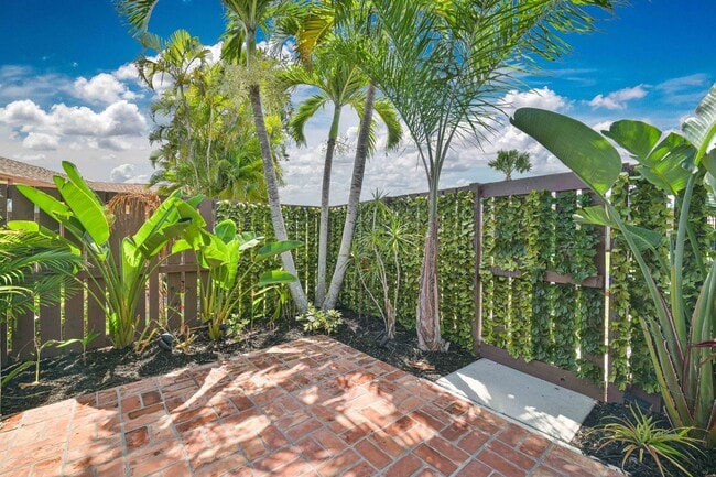 Building Photo - NOW AVAILABLE - Cozy Furnished Villa in Royal Woods!