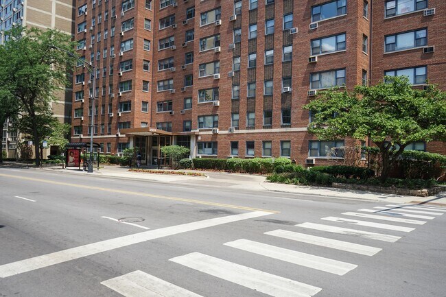 Building Photo - 2909 N Sheridan Rd