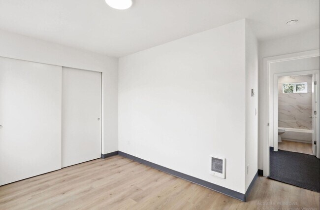 Building Photo - Spacious Townhome – Husky now leasing!