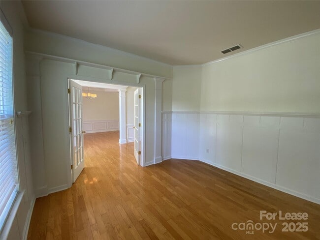Building Photo - 9901 Hazelview Dr