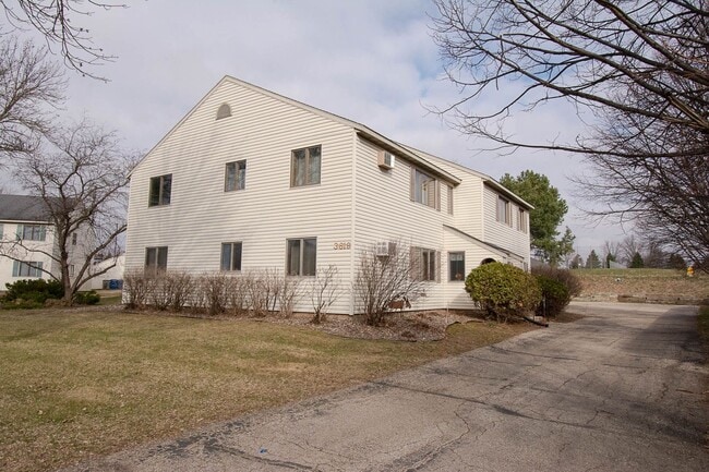 Building Photo - Secure Main Floor Condo w/ Garage!