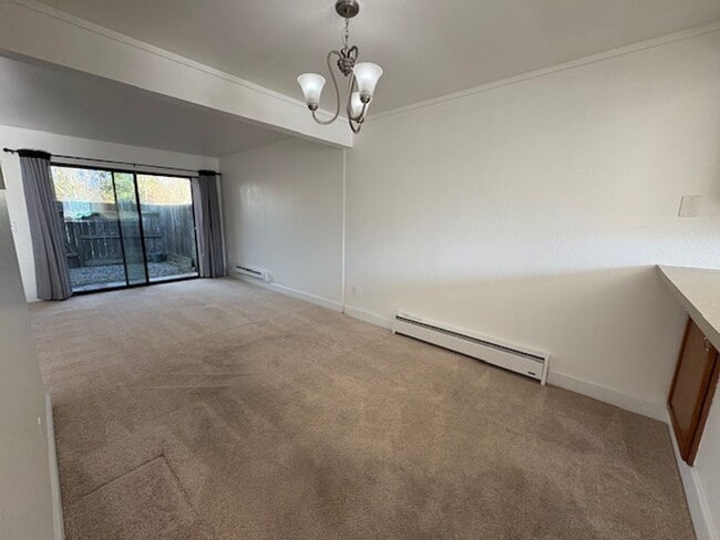 Building Photo - Beautiful 2-bedroom, 1.5-bath Townhome in the heart of Rohnert Park