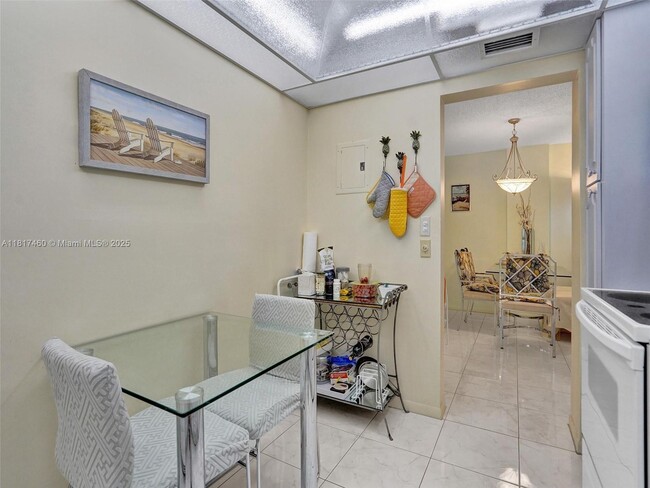 Building Photo - 3113 S Ocean Dr