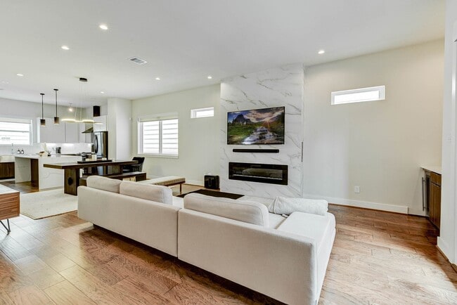 Building Photo - 5857 Dolores St