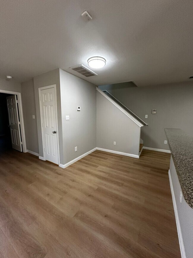 Building Photo - Ginder Properties2 (2906 Kestrel Dr)